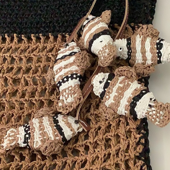Adorable Raffia Tote Bag with Fish  Charms. NWT - Picture 2 of 5